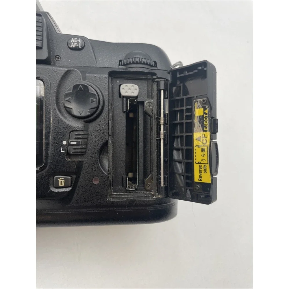 Nikon D70S 6MP Digital SLR Camera Body Only+Battery+Strap+Case TESTED